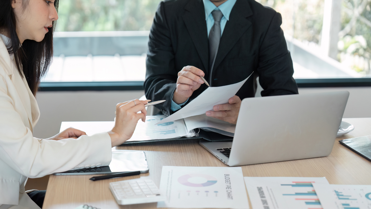Equipo de educadores financieros trabajando