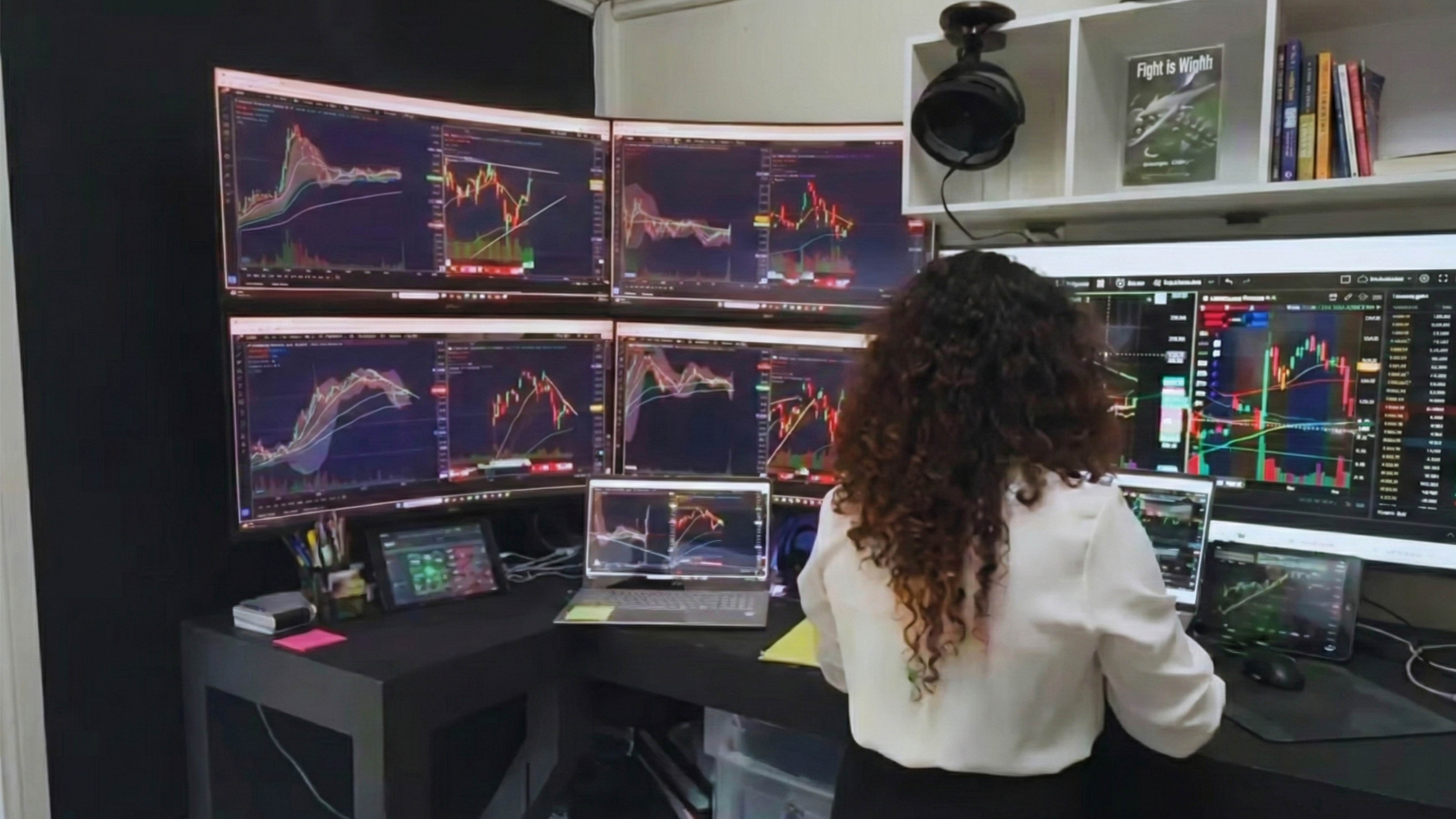 Persona analizando gráficos de inversión a corto plazo